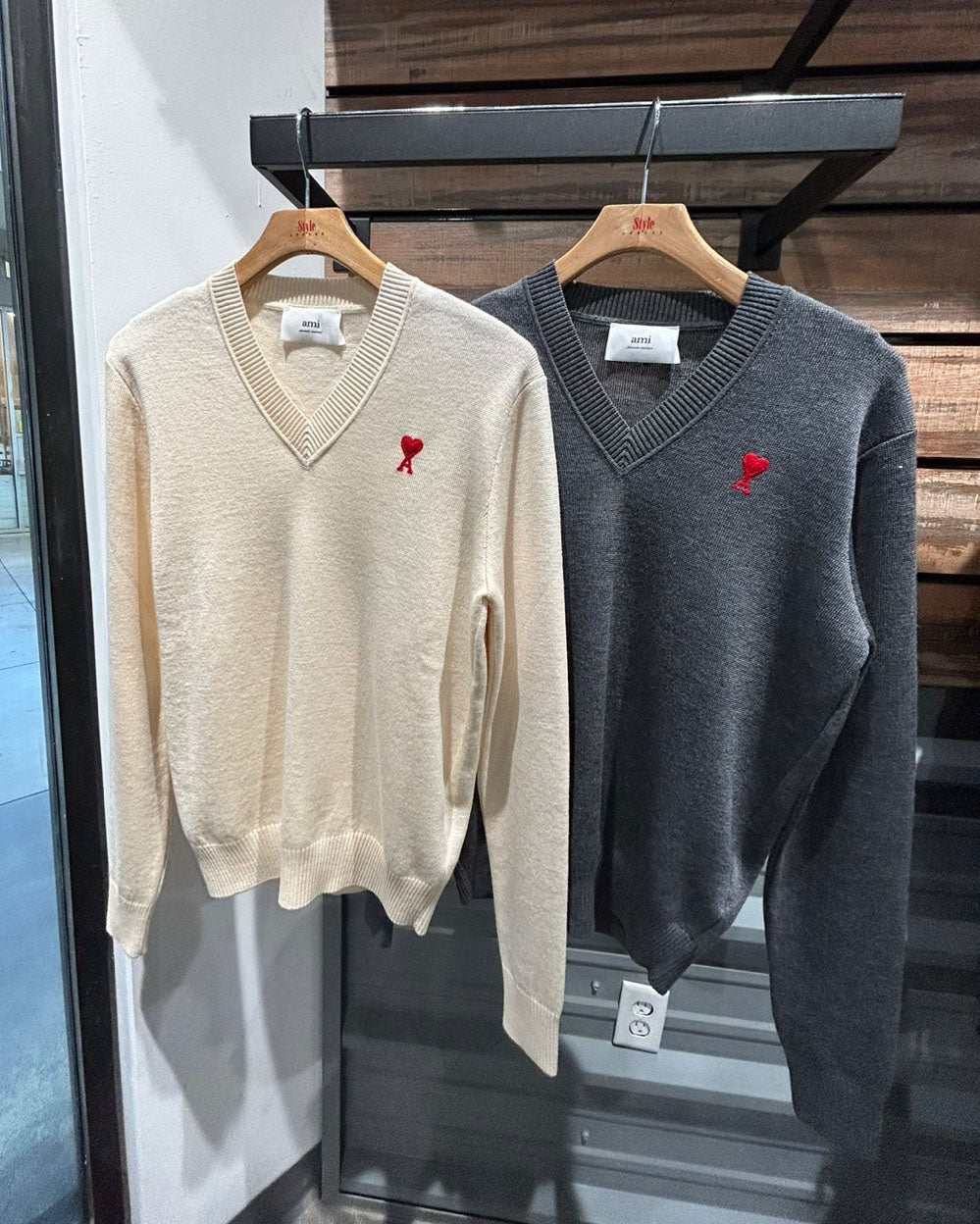 AMI Small Heart Logo V-Neck Sweater (HKS201.00)