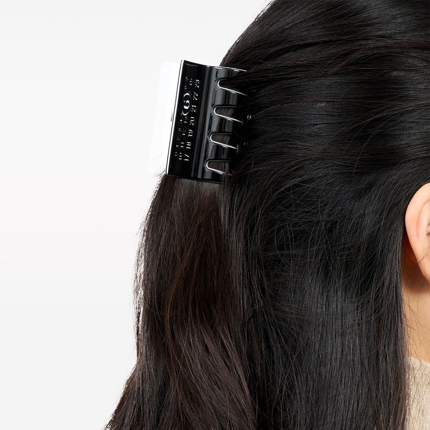 Maison Margiela 6 Logo Hair Clip (SM6TW0009)