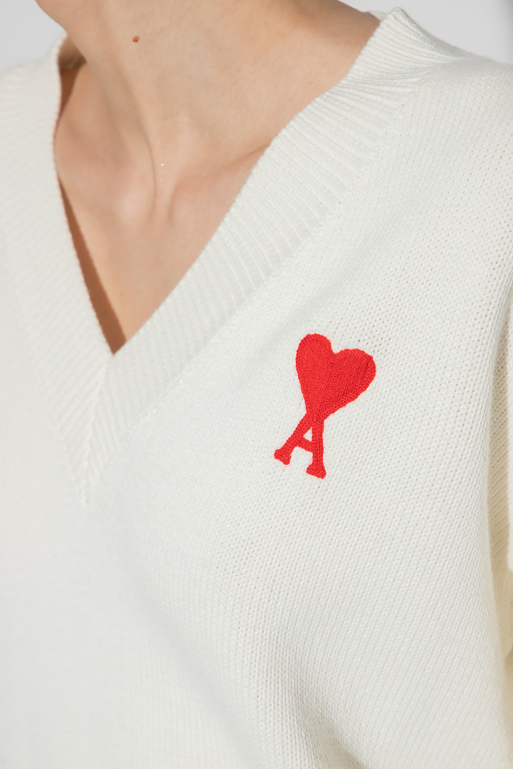 AMI Small Heart Logo V-Neck Knit Sweater (UKS208.016)
