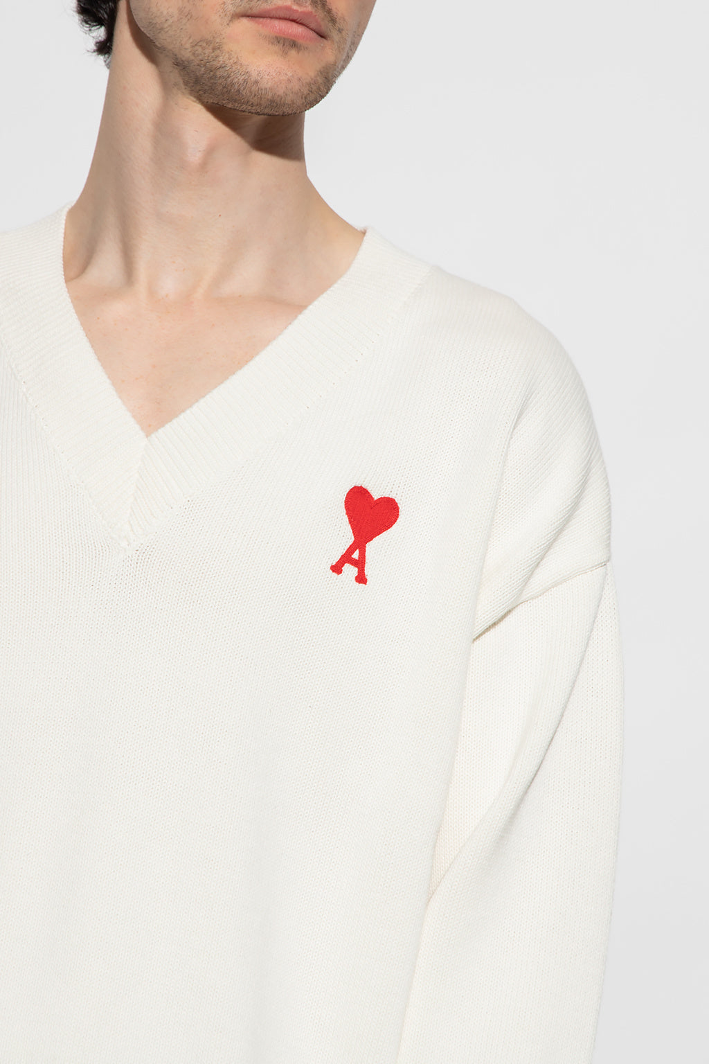 AMI Small Heart Logo V-Neck Knit Sweater (UKS208.016)