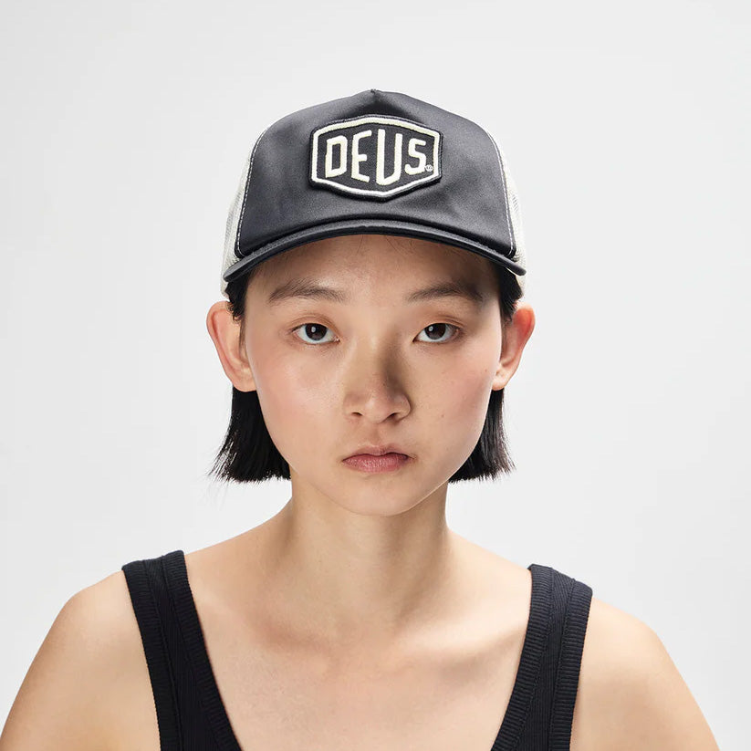 Fugazi Paris Shield Trucker Hat D261WHA846099800 (Black)