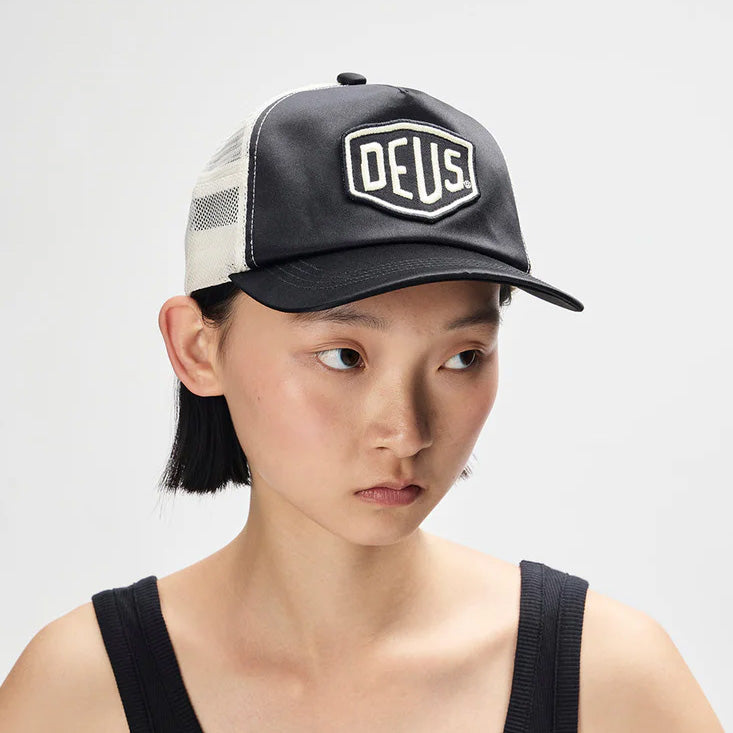 Fugazi Paris Shield Trucker Hat D261WHA846099800 (Black)