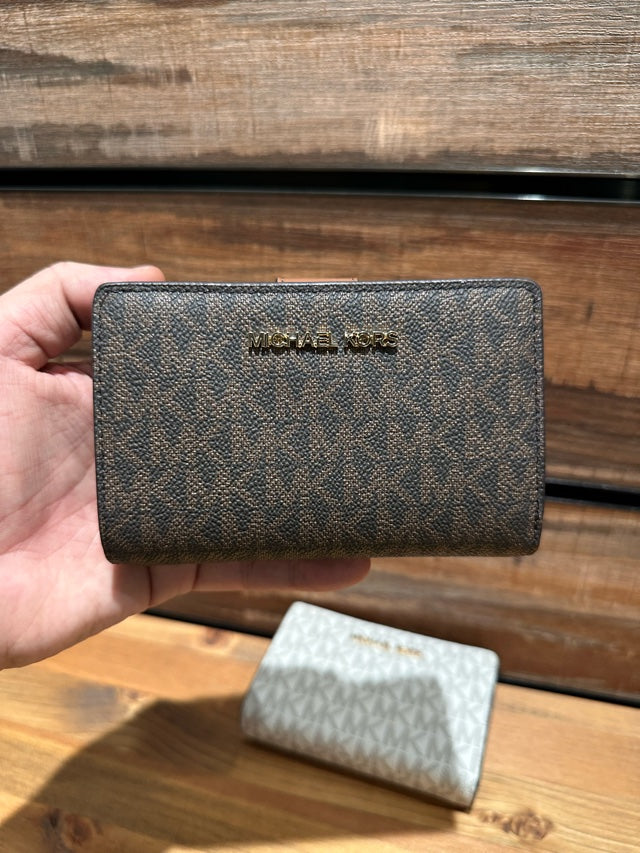 Michael Kors Outlet Medium Signature Logo Wallet (35F8GTVF2B)