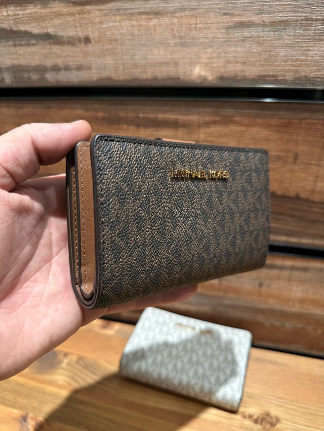 Michael Kors Outlet Medium Signature Logo Wallet (35F8GTVF2B)