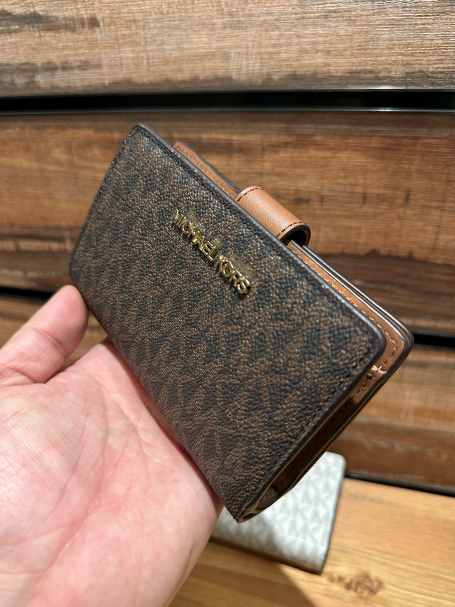 Michael Kors Outlet Medium Signature Logo Wallet (35F8GTVF2B)