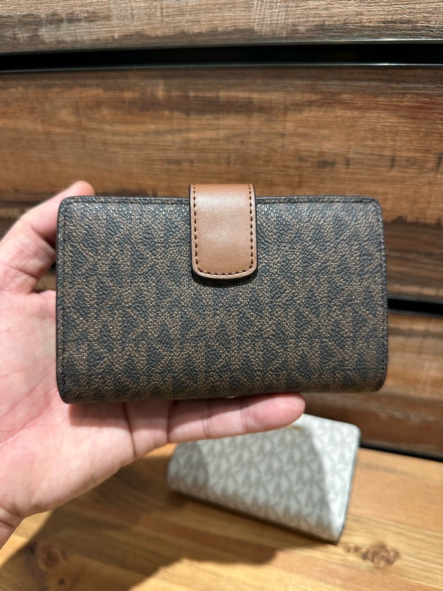 Michael Kors Outlet Medium Signature Logo Wallet (35F8GTVF2B)