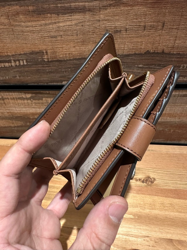 Michael Kors Outlet Medium Signature Logo Wallet (35F8GTVF2B)