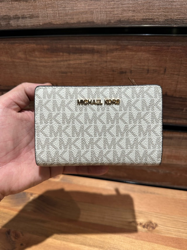 Michael Kors Outlet Medium Signature Logo Wallet (35F8GTVF2B)
