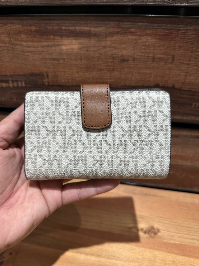 Michael Kors Outlet Medium Signature Logo Wallet (35F8GTVF2B)