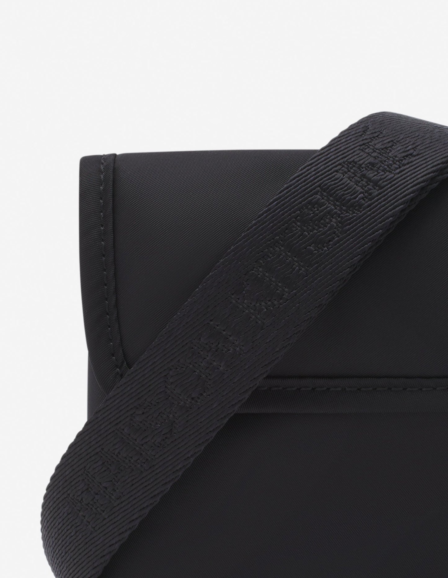 Maison Kitsuné Logo Patch Phone Holder (LM05362WQ1001)