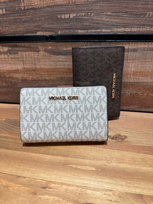 Michael Kors Outlet Medium Signature Logo Wallet (35F8GTVF2B)