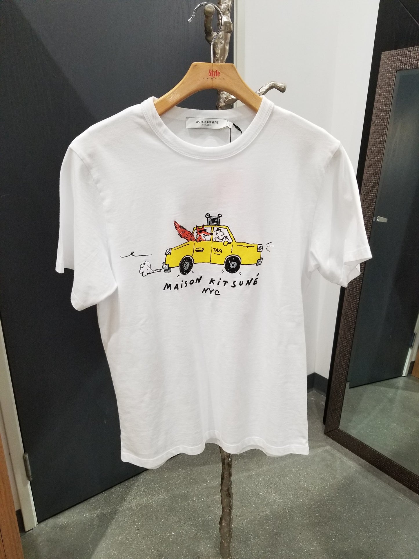 Maison Kitsuné Paris Taxi Graphic T-Shirt (IU00101KJ0008)