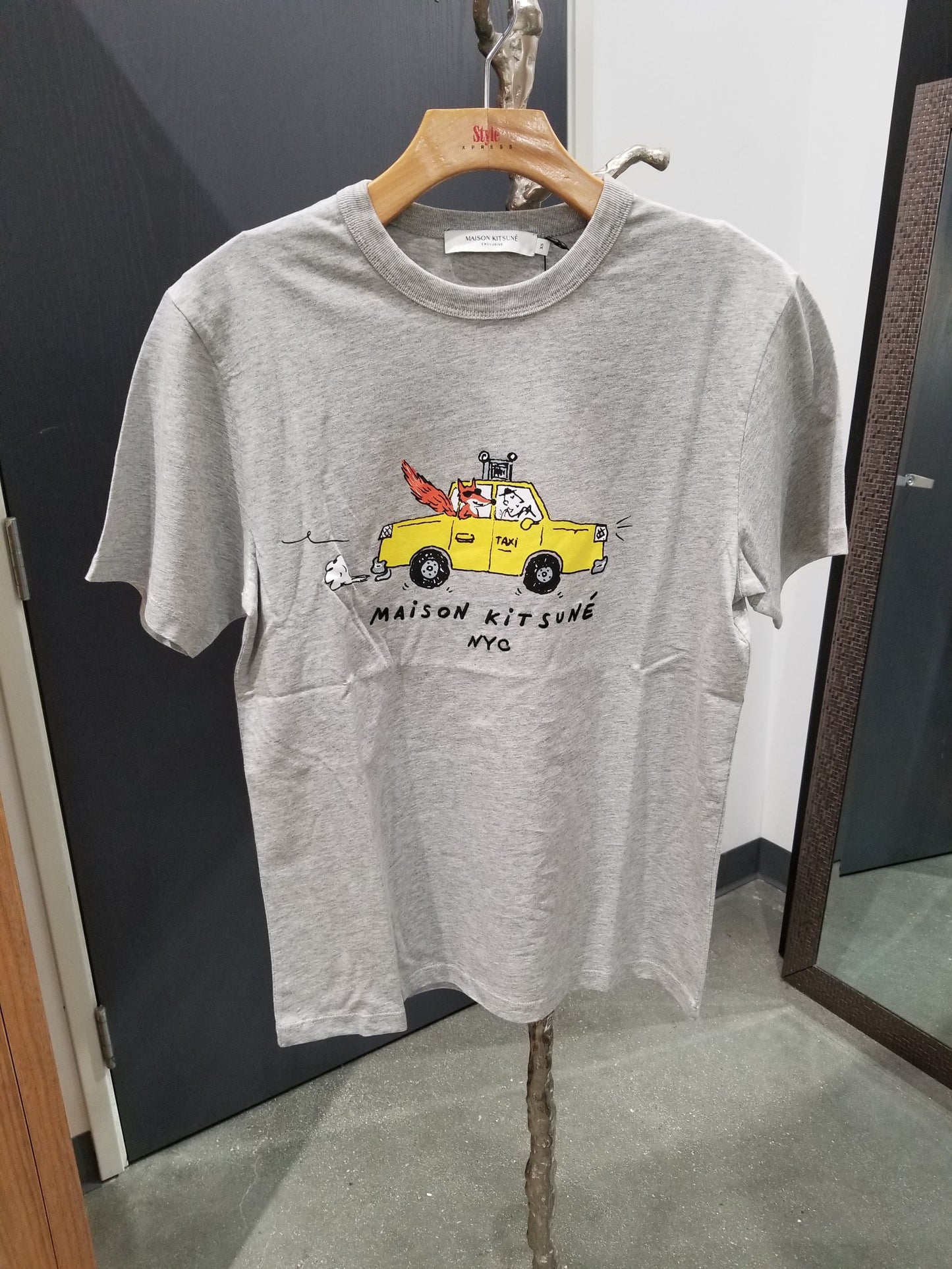 Maison Kitsuné Paris Taxi Graphic T-Shirt (IU00101KJ0008)