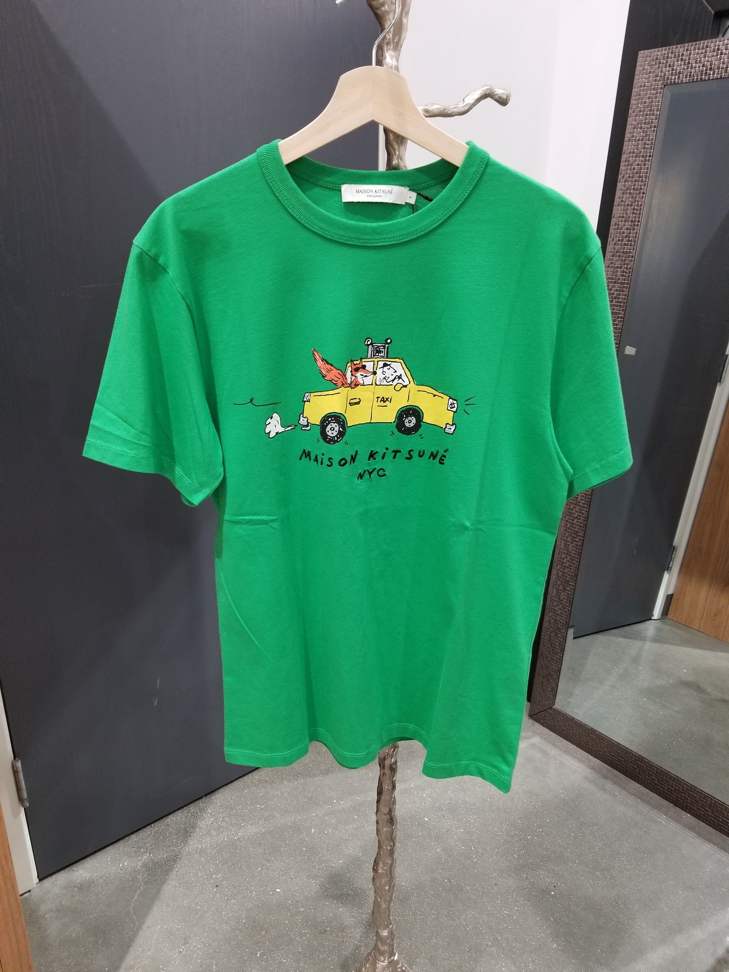 Maison Kitsuné Paris Taxi Graphic T-Shirt (IU00101KJ0008)